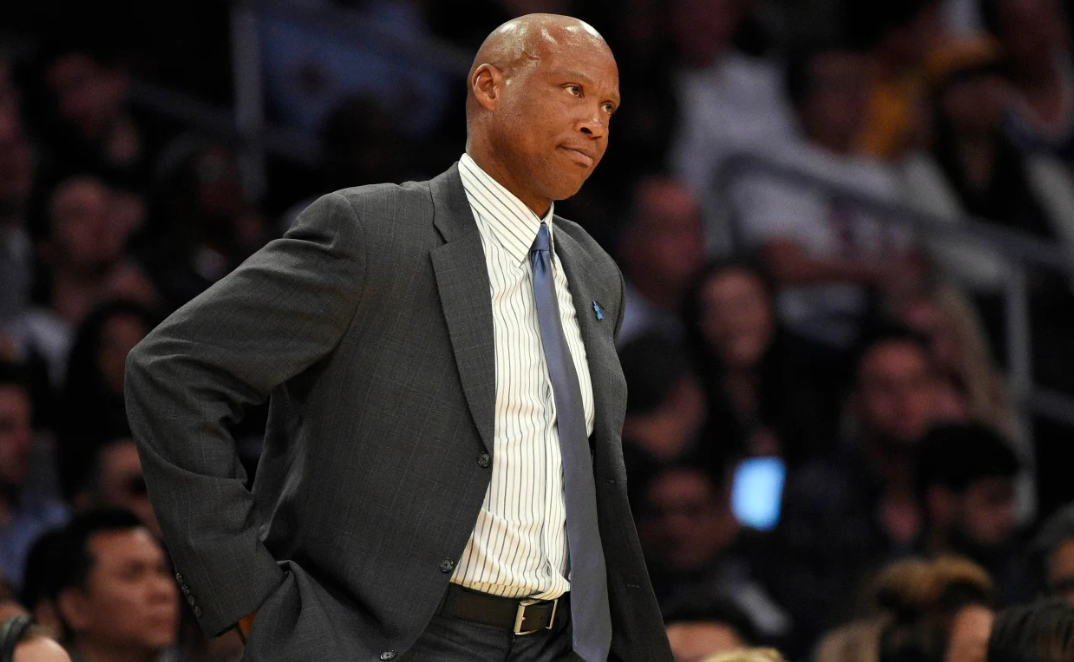 拜伦·斯科特：三角进攻如今行不通是因为球员不够聪明